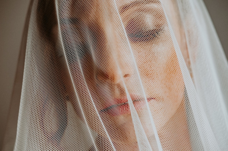 Fingertip Veils for Outdoor Ceremonies: The Perfect Choice for a Dreamy Wedding