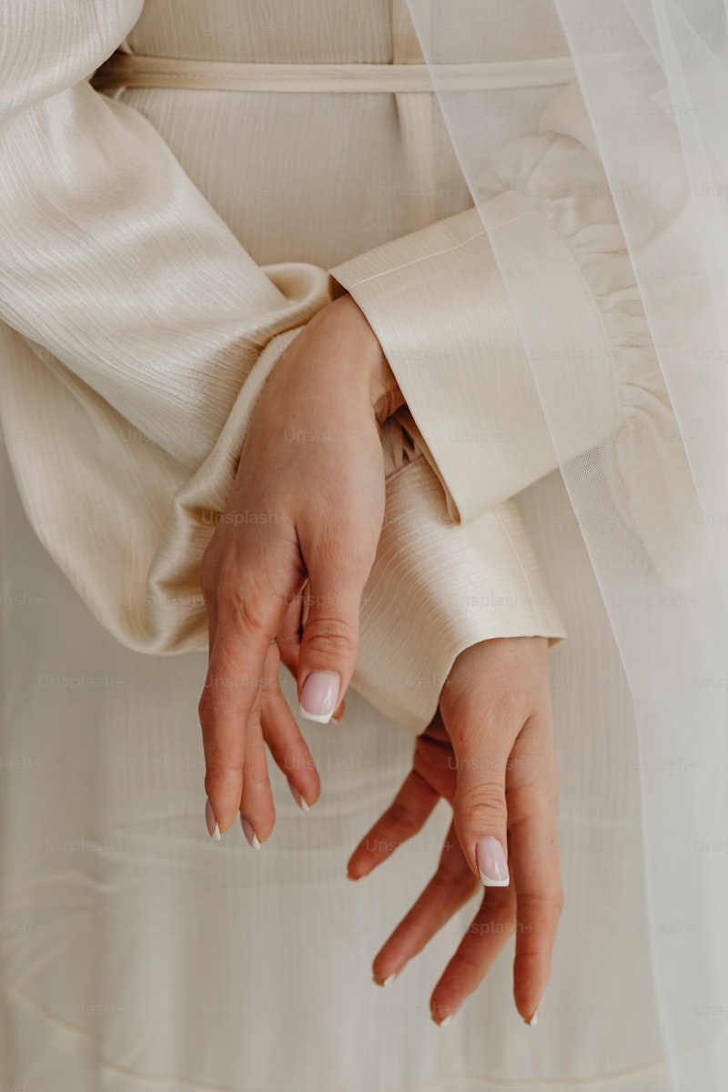 Elegant Fingertip Veils for Outdoor Weddings: A Complete Guide