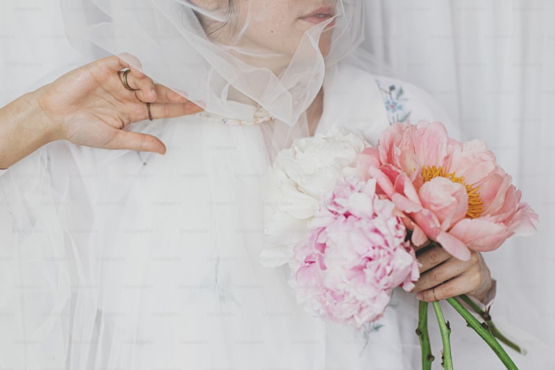 Elevate Your Wedding Look with Stunning Bridal Headpieces and Veils