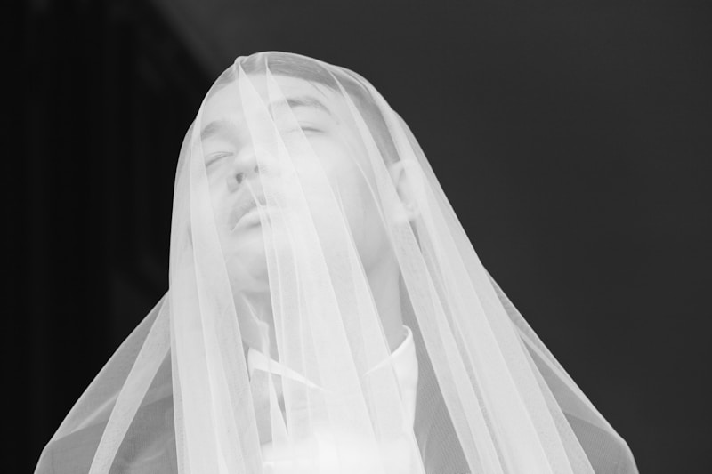 How to Wear a Wedding Veil: A Comprehensive Guide for Every Bride