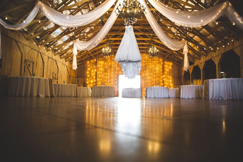 Exploring Rustic Elegance in Wedding Décor: Timeless Charm for Your Special Day