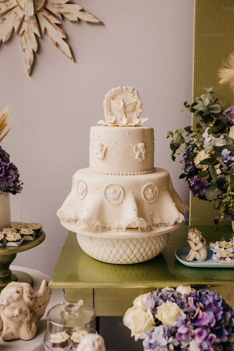 Ultimate Guide to Choosing a Ceramic Wedding Cake Topper