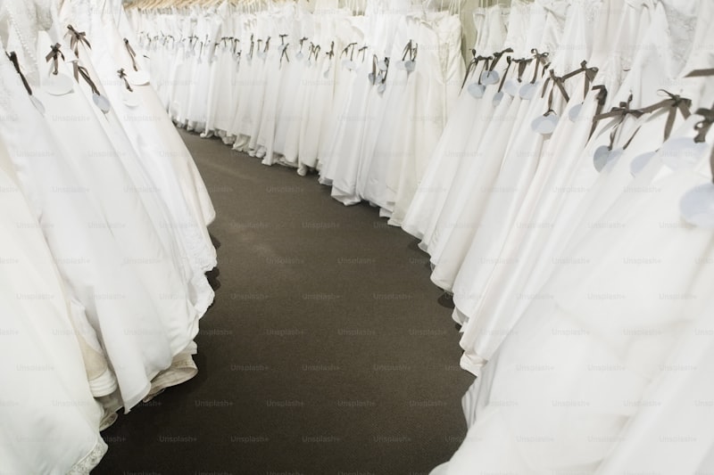 Friends' Tips on Renting Wedding Dresses: The Ultimate Guide for Brides-to-Be