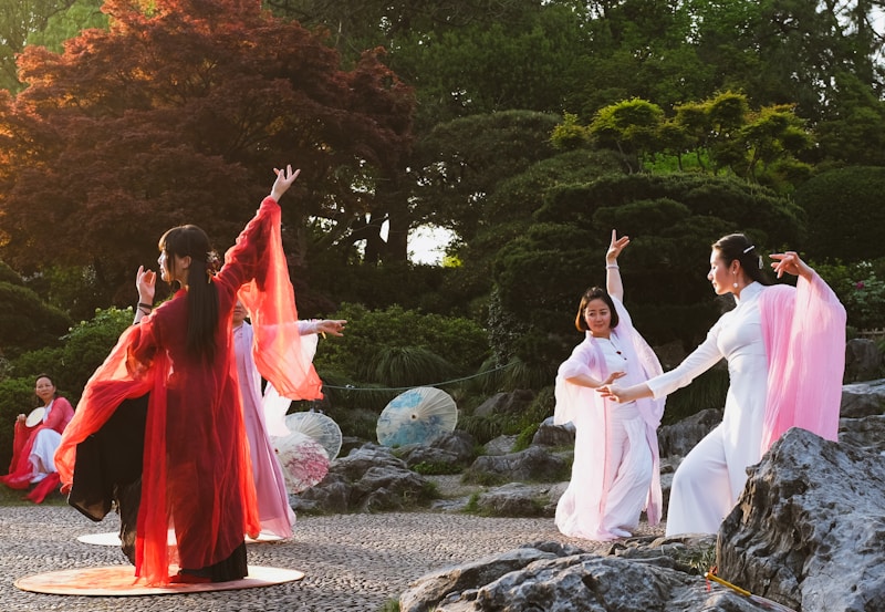 Exploring the Elegance of Traditional Chinese Bridal Gowns: A Timeless Fashion Statement