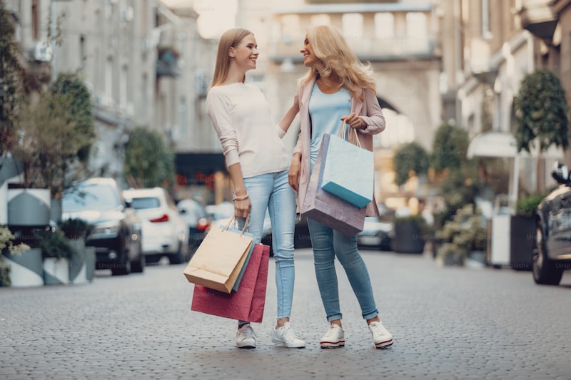 Exploring Local Versus Online Boutiques: The Ultimate Guide for Savvy Shoppers