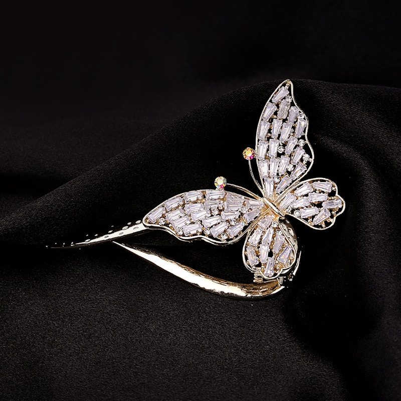 Brooches as Heirloom Wedding Pieces: A Timeless Tradition