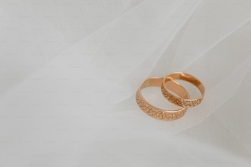 The Ultimate Guide to Tungsten and Rose Gold Men's Wedding Bands