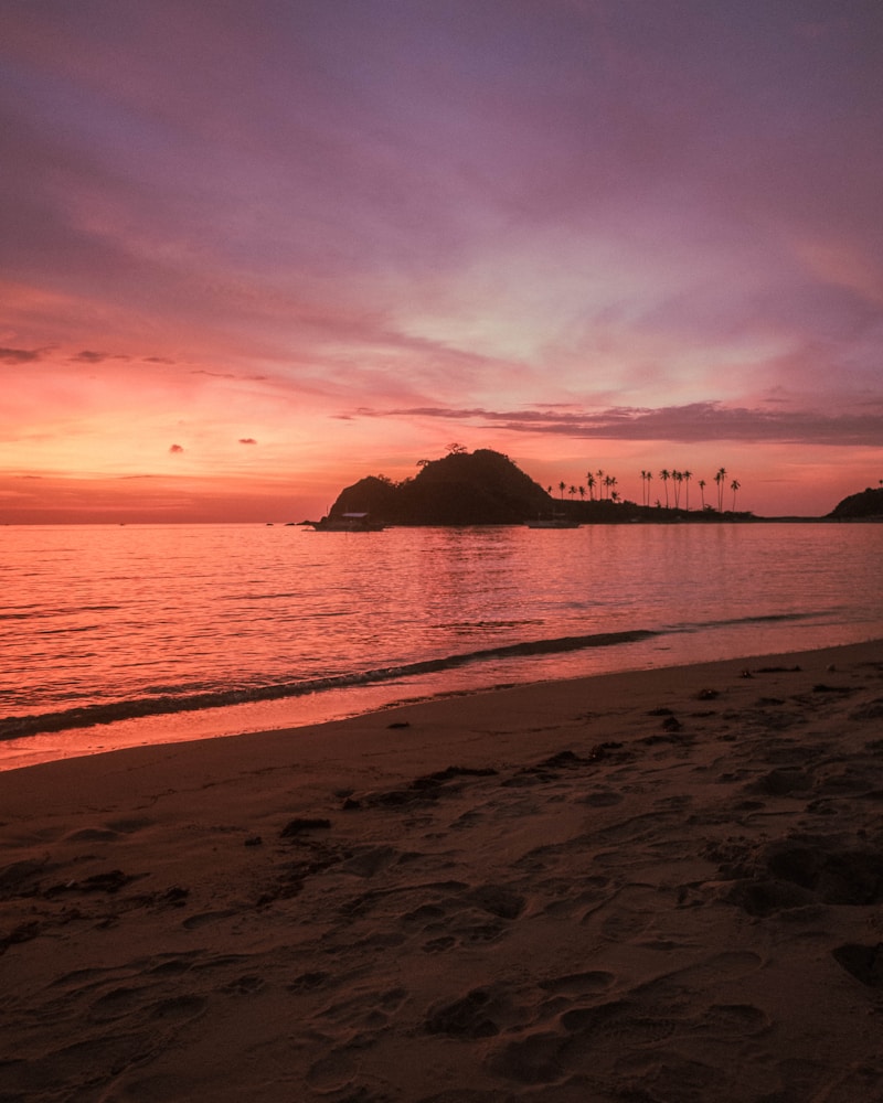 The Beauty of the Juxtaposition of Sand and Sea: A Serene Escape