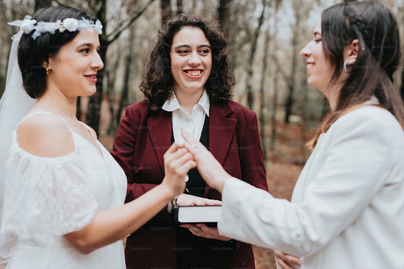 Unveiling the Charm of Brooches That Reflect Personal Stories on Wedding Days